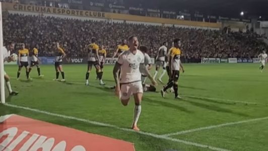 Gonzalo Freitas celebra gol do Goiás em duelo contra o Criciúma neste sábado (25)