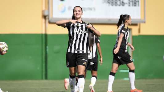 Laura Maria celebra gol em duelo contra o América, neste sábado (1), pela semifinal do Mineiro Feminino