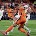 Holanda sai na frente, mas vacila no fim e empata contra Polônia nas Eliminatórias