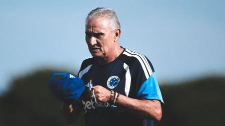 Tite, treinador do Cruzeiro, durante treino da equipe na Toca da Raposa II