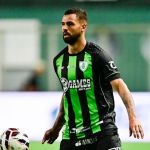 Zagueiro do América tem marca impressionante na temporada 2025; entenda