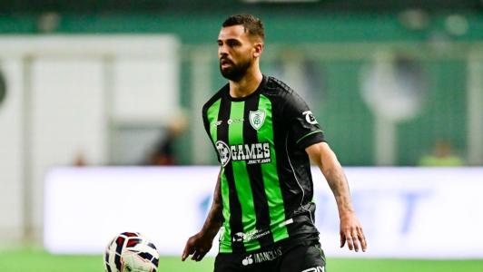 Lucão, zagueiro do América, em ação na partida com o CRB