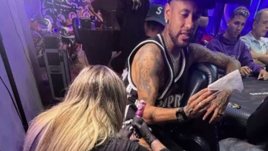 Neymar homenageia Santos e tatua escudo do clube na perna; web reage