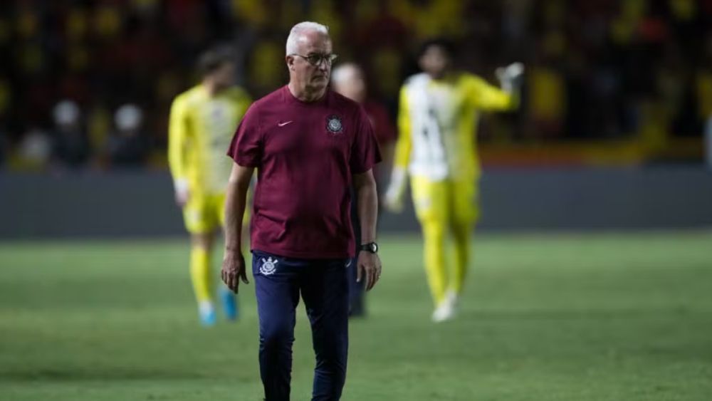 Dorival lamenta 'erro fatal' do Corinthians em derrota pelo Brasileiro e exalta Sport