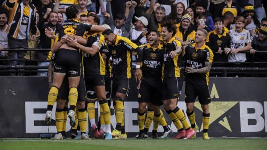 Jogadores comemoram gol do Criciúma neste domingo (7)
