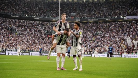 Jogadores da Juventus celebram gol em duelo contra a Inter de Milão neste sábado (13)
