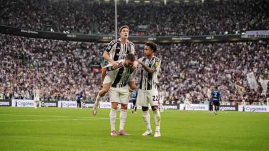 Jogadores da Juventus celebram gol em duelo contra a Inter de Milão neste sábado (13)