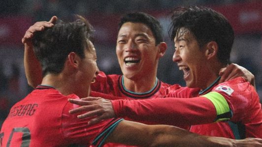 Jogadores da Coreia do Sul comemoram gol sobre Bolívia em amistoso disputado nesta sexta-feira (14)