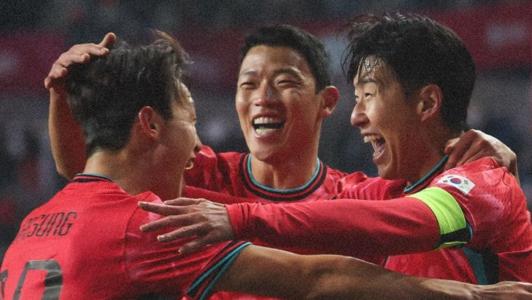 Jogadores da Coreia do Sul comemoram gol sobre Bolívia em amistoso disputado nesta sexta-feira (14)