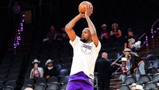 Kevin Durant durante aquecimento antes de jogo pelos Suns na temporada 2024/2025 da NBA