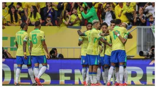 Jogadores da Seleção Brasileira comemoram o gol diante do Peru