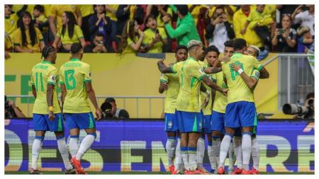 Jogadores da Seleção Brasileira comemoram o gol diante do Peru