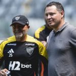 Investidor do Atlético assiste a treino do elenco e conversa com Sampaoli