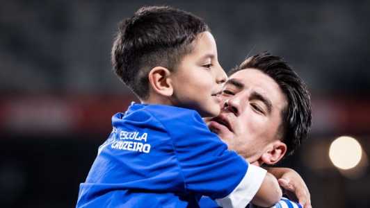 Lucas Villalba e filho Erik em jogo do Cruzeiro