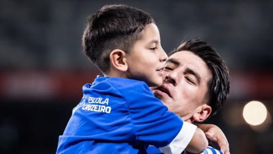Lucas Villalba e filho Erik em jogo do Cruzeiro