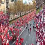 Corrida beneficente reúne milhares de 'Papais Noéis' em Madrid, na Espanha