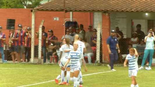 Jogadoras do Cruzeiro celebram gol sobre o Itabirito em duelo de ida da semifinal do Mineiro Feminino 2025