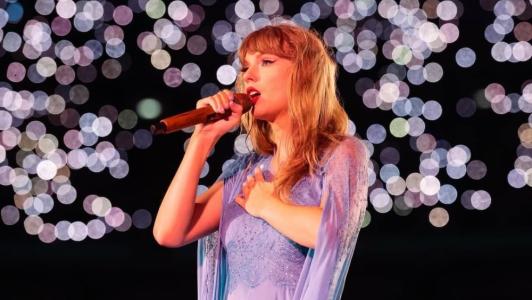 Cantora Taylor Swift em apresentação na "The Eras Tour"