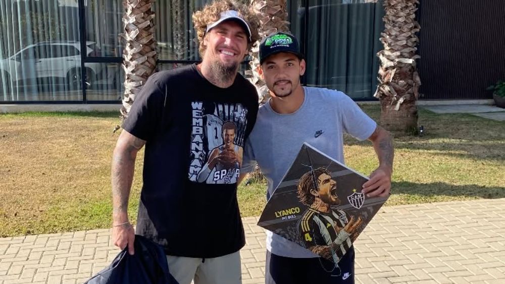 Zagueiro ‘pipeiro’: Lyanco ganha 100 pipas personalizadas de torcedor do Atlético