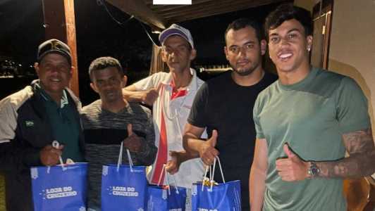 Kaio Jorge presenteia funcionários com itens do Cruzeiro