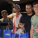 Kaio Jorge presenteia funcionários com itens do Cruzeiro; criança ganha cavalo