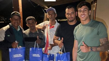 Kaio Jorge presenteia funcionários com itens do Cruzeiro