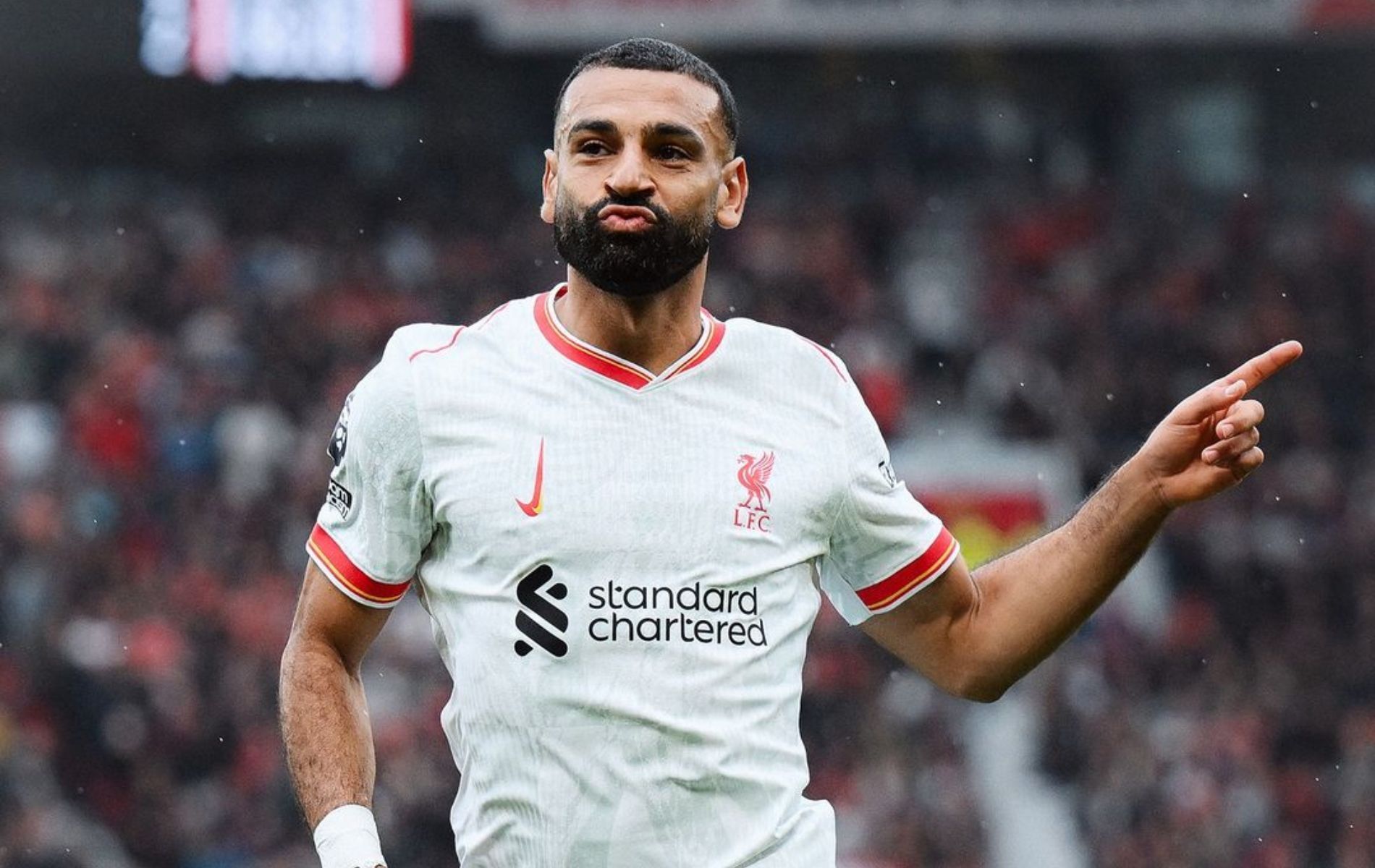 Brasileiro falha duas vezes, e Liverpool atropela Manchester United na Premier League
