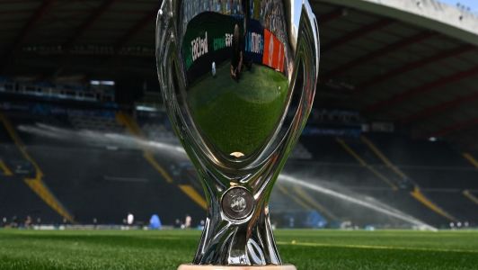 Troféu da Supercopa da Uefa no Estádio Friuli