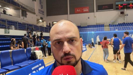 Treinador do KTO Minas, Léo Costa, em jogo do NBB