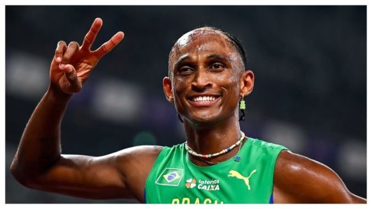 Alison dos Santos avançou à final dos 400 metros com barreiras do Mundial de Atletismo nesta quarta-feira (17)