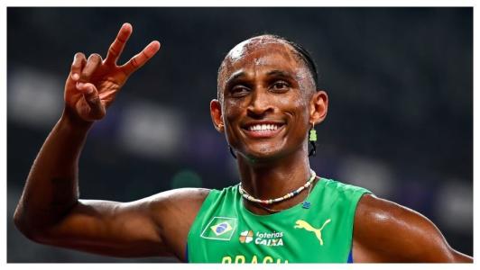 Alison dos Santos avançou à final dos 400 metros com barreiras do Mundial de Atletismo nesta quarta-feira (17)