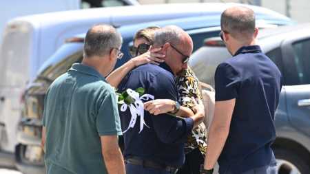 Pai de Diogo Jota e André Silva é confortado por uma mulher durante velório dos filhos em Gondomar, nos arredores do Porto