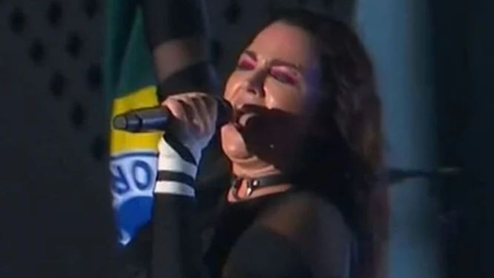 Rock in Rio: vocalista do Evanescence exibe bandeira do Brasil com escudo do Cruzeiro