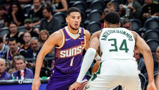 Devin Booker em duelo contra o Milwaukee Bucks