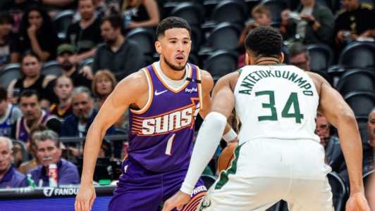 Devin Booker em duelo contra o Milwaukee Bucks