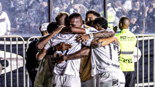 Jogadores do Ceará celebram gol nos acréscimos de Pedro Henrique