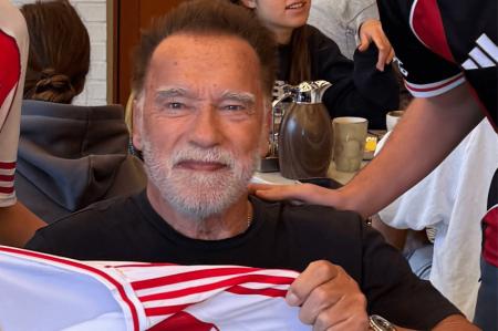 Arnold Schwarzenegger com a camisa do River Plate, na Califórnia