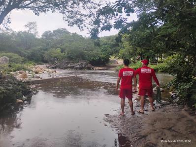 Equipe dos Bombeiros no local tromba d’água