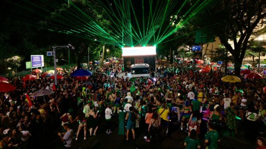 Bloco Chama o Síndico ilumina o centro, e diverte foliões em Belo Horizonte