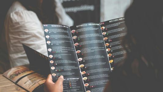 Popularizado durante a pandemia do Covid-19, o cardápio digital não poderá ser a única opção disponível em estabelecimentos