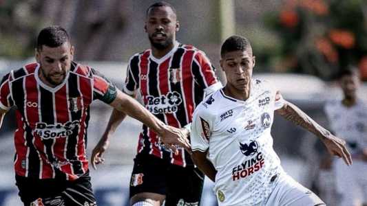 Jogadores de Santa Cruz e Maguary durante partida do Campeonato Pernambucano