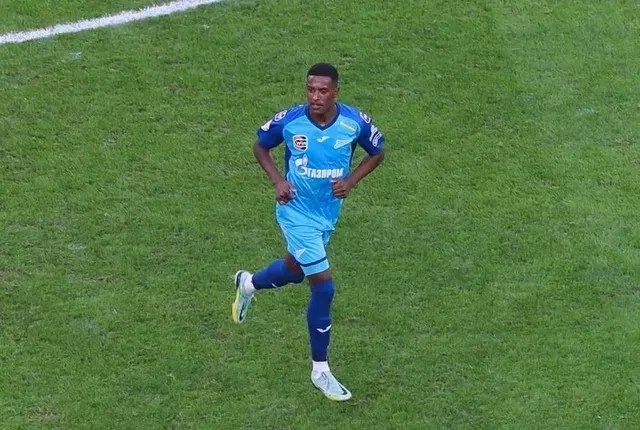 Inter entra na disputa com o Corinthians pelo zagueiro Robert Renan, do Zenit