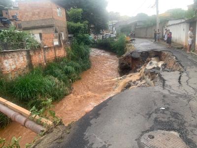 Cratera em rua no bairro Havaí, em Belo Horizonte, ao lado de córrego