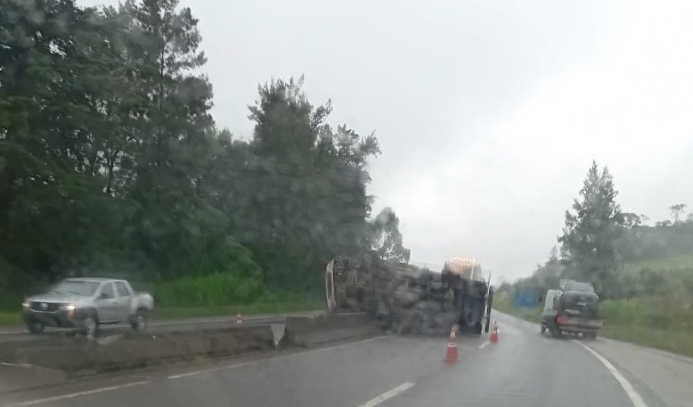 Caminhão tomba na BR-040, e trânsito fica parcialmente interditado em Barbacena (MG)