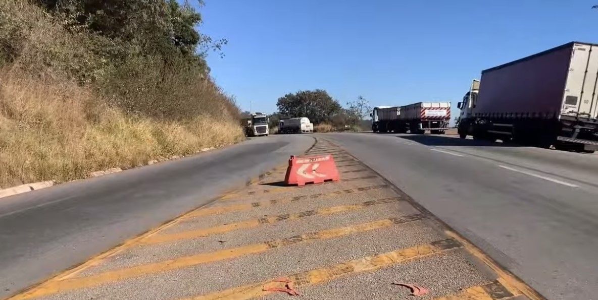 Falha na sinalização faz motoristas entrarem na contramão no trevo de Caeté (MG), na BR-381