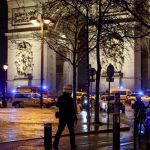 Polícia francesa mata homem armado com faca no Arco do Triunfo, em Paris