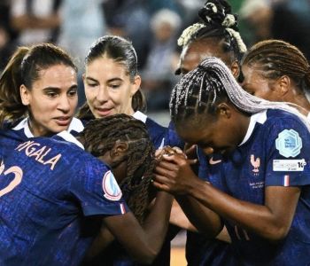 Jogadoras da França comemoram gol na Eurocopa 2025