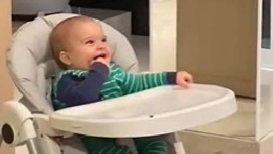 Francisco adorou brincadeira feita pelo pai e até ajudou com as mãozinhas