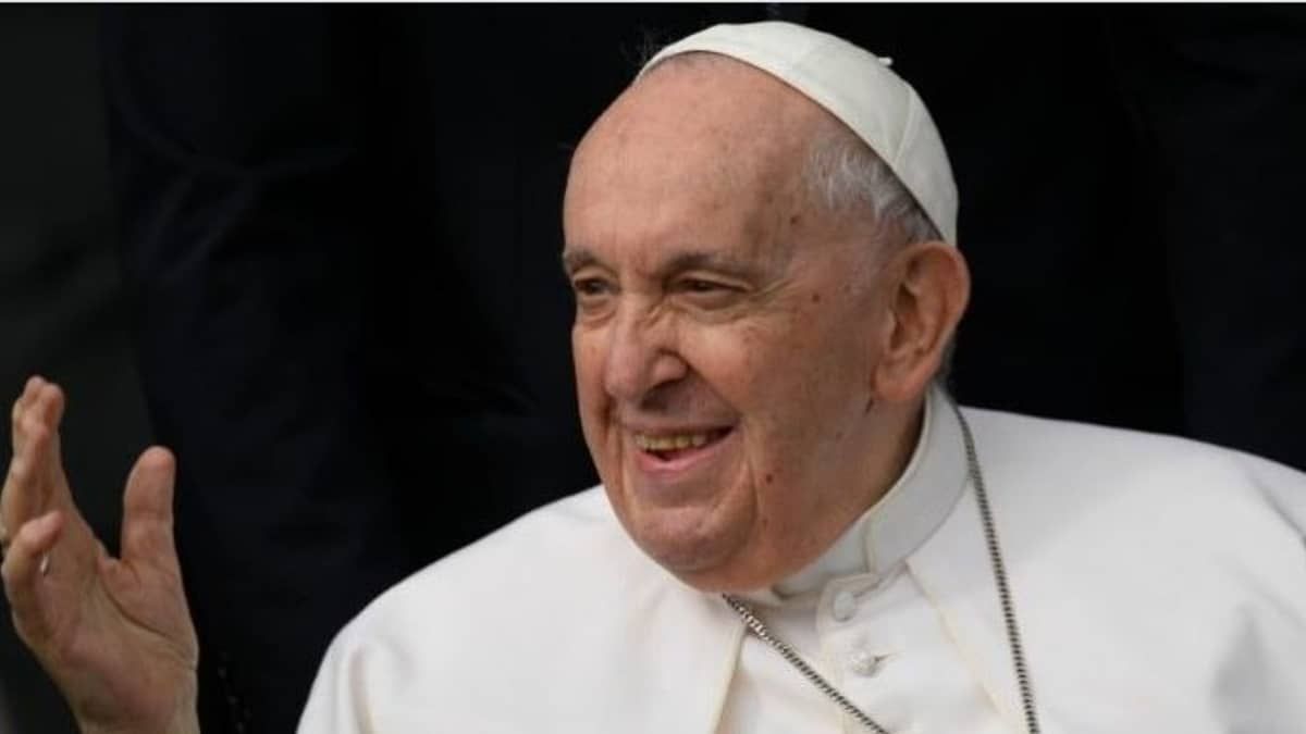 Papa Francisco apresenta melhora e volta 'ao trabalho' no hospital
