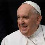 Papa Francisco apresenta melhora e volta 'ao trabalho' no hospital